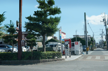 狭い道路に入ります