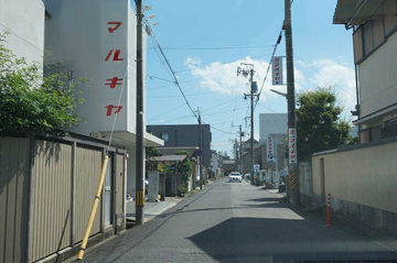 左手に見えるのが店舗です